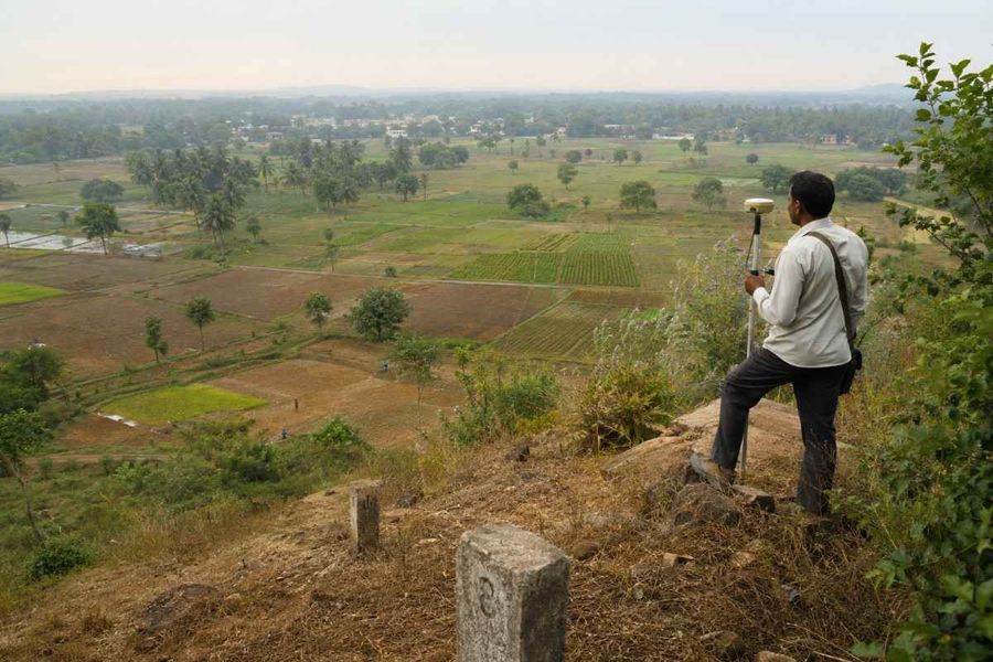 gps-surveyor-hilltop-farmland-view-markers